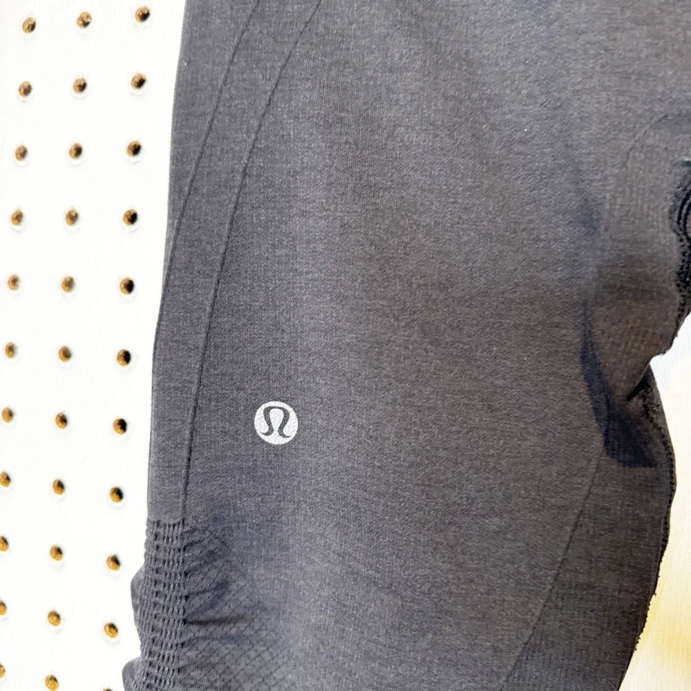Lululemon | Seamless Crop Yoga Pants in Black Sz.‎ 6